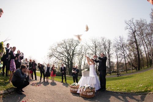 wei�e Hochzeitstaube steigt jeweils aus den H�nden des Brautpaares empor