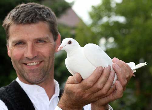 Andr� Sellmann mit wei�er Taube in der Hand